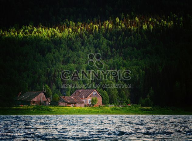 Beautiful landscape with lake and houses in the forest - image #136225 gratis