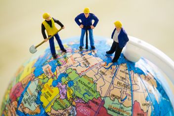 Miniature workers on the globe - бесплатный image #136335