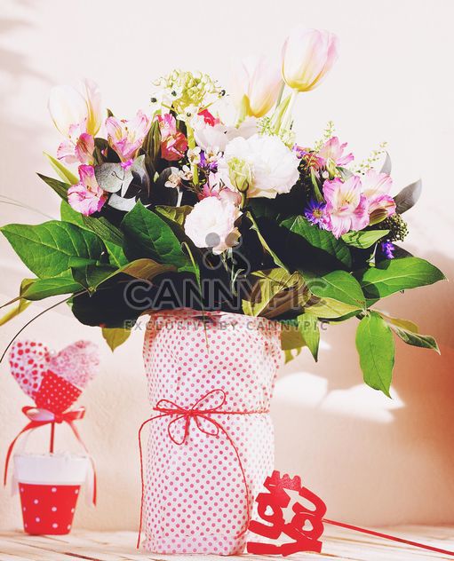 Bouquet of flowers in vase - image #136405 gratis