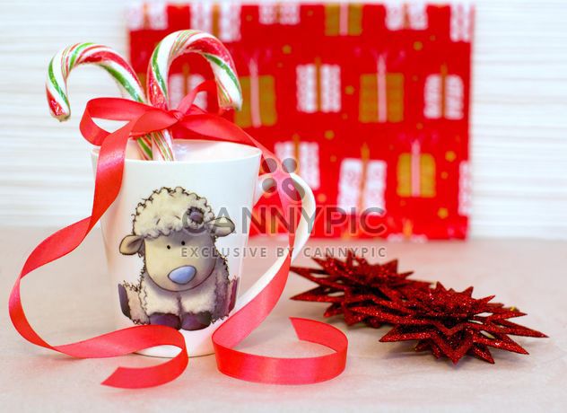 Christmas decorations and candies in cup - image gratuit #182605 