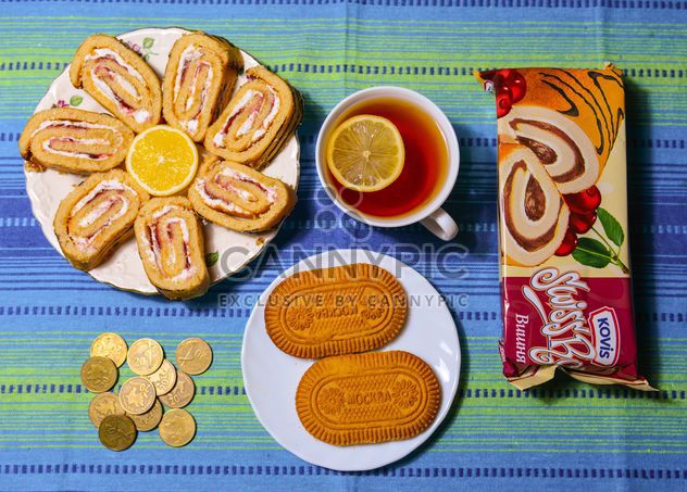 Sweet rolls, cup of tea and coins - image gratuit #182825 