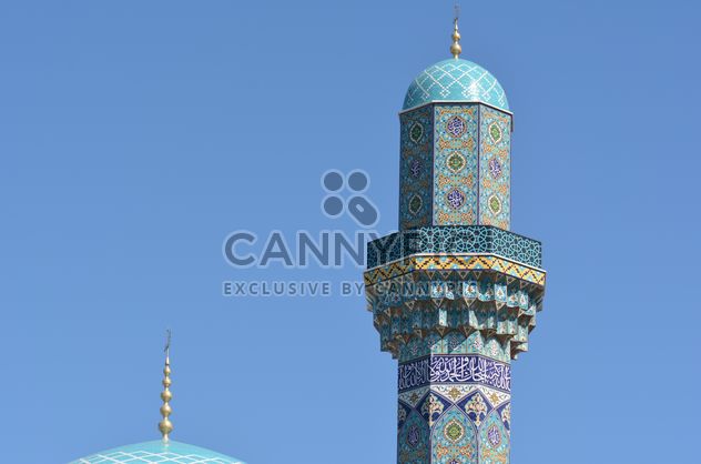 Tower of mosque against blue sky - image #182865 gratis
