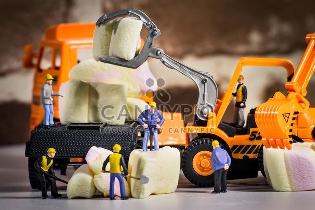 Tiny figurine-workers on marshmellow - Free image #183455