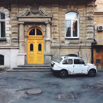Old car parked near house - image #183555 gratis