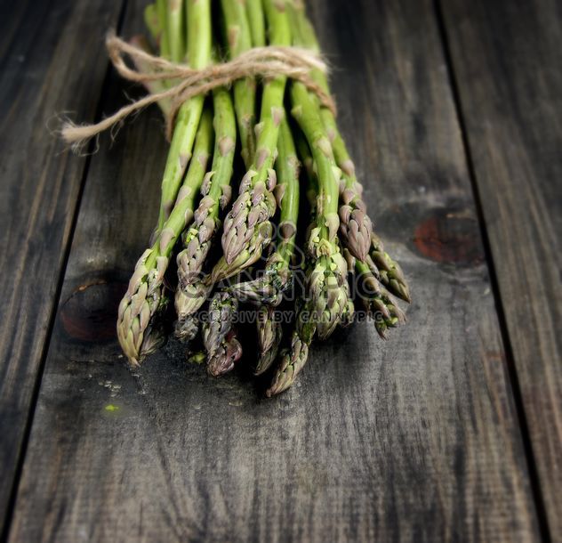 green asparagus on a wooden table - image gratuit #183915 