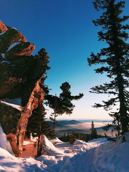 Winter landscape with mountains under cloudless blue skt - бесплатный image #183995