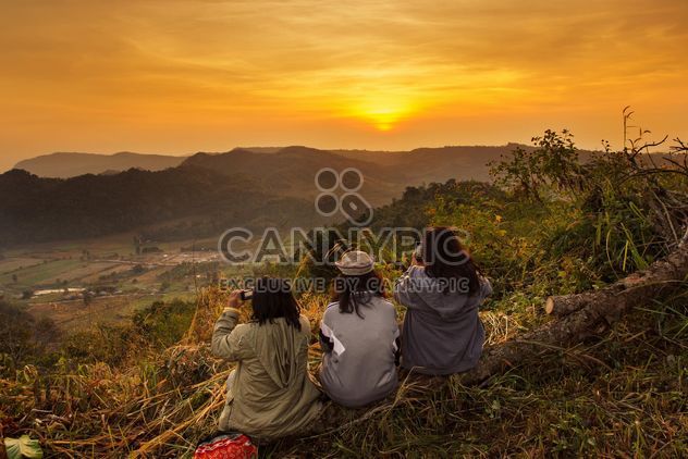 Three girls taking picture of sunset - image gratuit #184285 