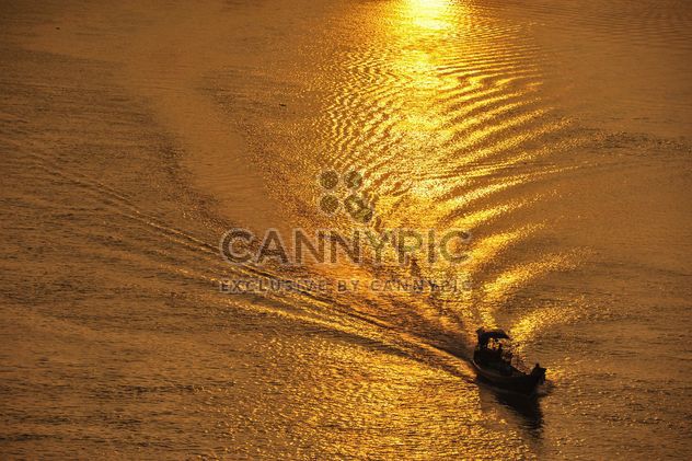 silhouette of a fishing boat - image gratuit #186445 