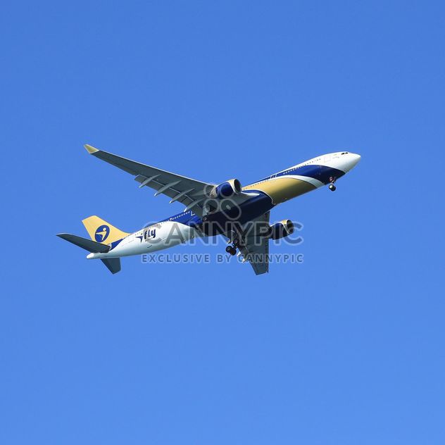 Airplane on background of sky - Kostenloses image #186635
