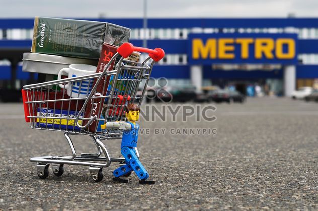 Toy man and shopping trolley - image gratuit #186715 