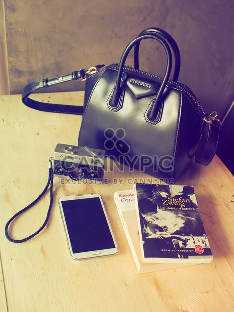Vintage camera, smartphone and books - Kostenloses image #186965