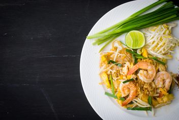 Noodle with shrimps in plate on black background - Free image #187025
