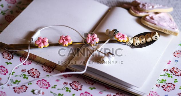 Set of girl's colorful objects with headphones - Kostenloses image #187215