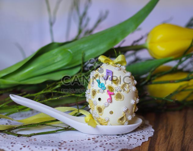 Painted Easter egg in spoon - image #187585 gratis