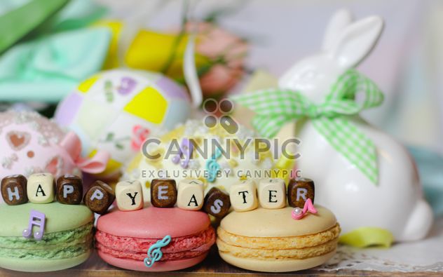 Macaroons, Easter decorations and message Happy Easter - бесплатный image #187595