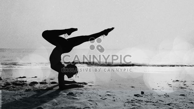 Yoga in black and white - image #197905 gratis