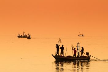 Fishermen on a boat - image #198035 gratis