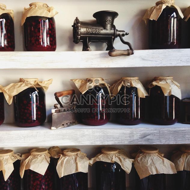 Jars of jam on the shelves - Kostenloses image #198405