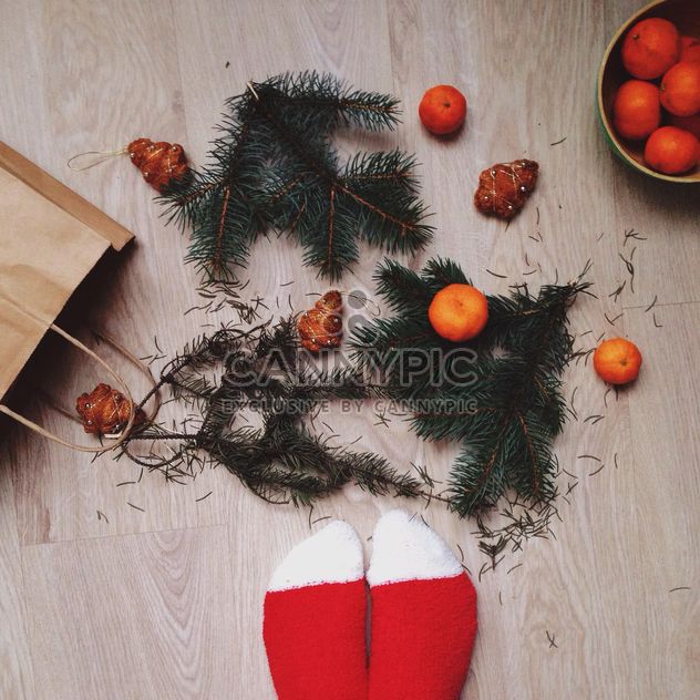 Christmas decorations, tangerines and fir branches - image gratuit #198435 