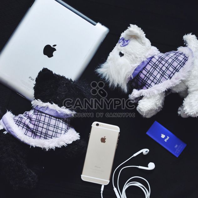 iphone apple and toy dog - image gratuit #198695 