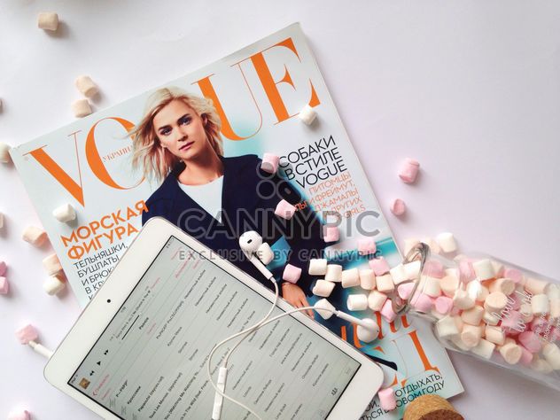 Magazine, tablet computer and marshmallows on white background - Kostenloses image #198885