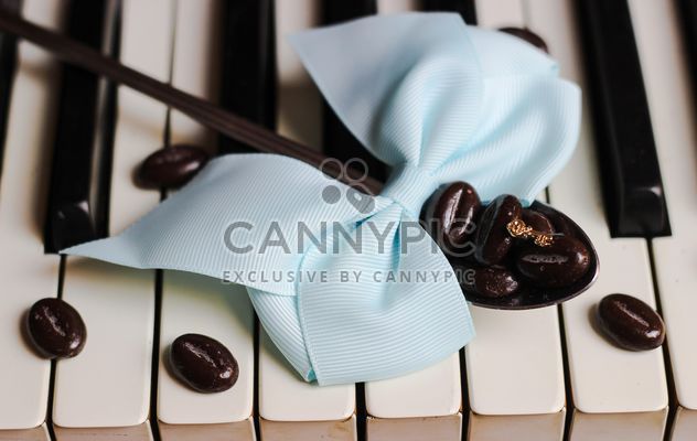 Coffee beans on piano - image gratuit #200935 