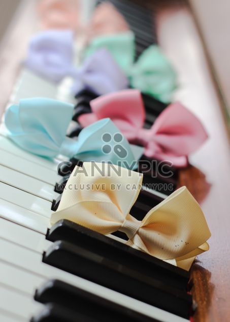 Bows Of Beads On The Piano - image gratuit #200975 