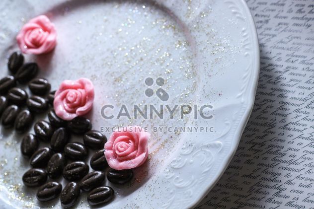 Coffee beans on porcelain plate - image gratuit #201125 