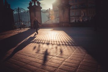 Man under sunlight in street - image gratuit #273835 