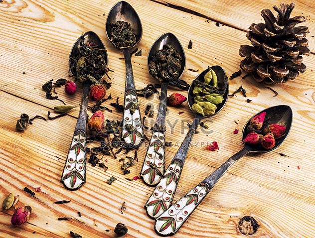 Dry tea, cardamom and small roses in spoons - Free image #302025