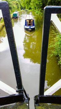 Boater tourist holidaymaker driving steering narrow boat - image #305705 gratis