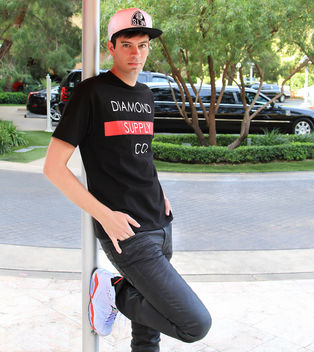 Cute Guy with Jordans and Nets Cap - Kostenloses image #316435