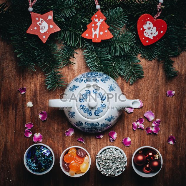 Teapot, bowls with Christmas decorations - бесплатный image #317345