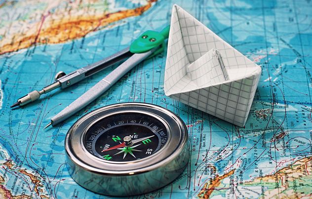 Compass and paper boat on the map - image gratuit #327335 