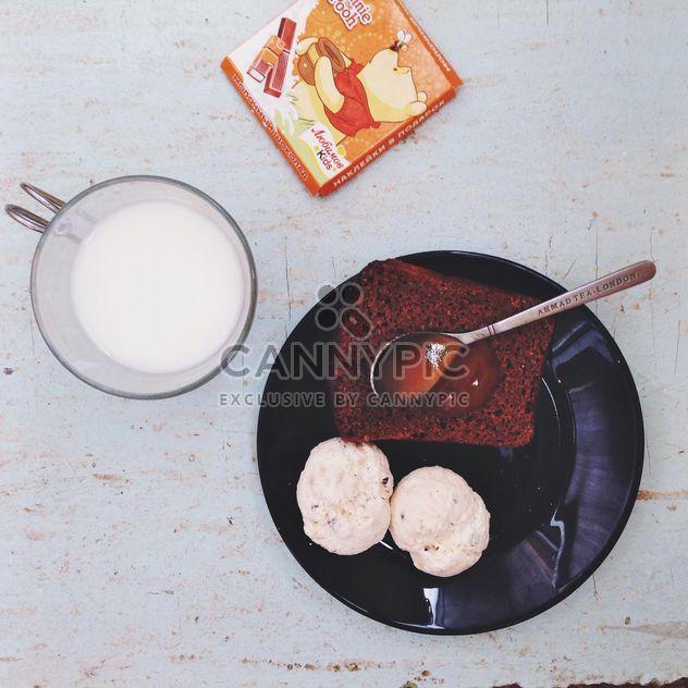 Bread with jam with warm milk - бесплатный image #328055