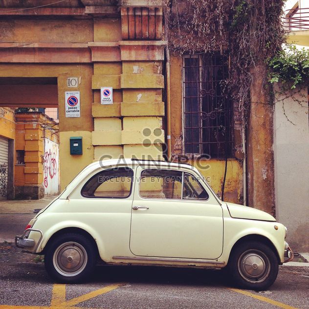 Fiat 500 in street of Rome - image #331585 gratis
