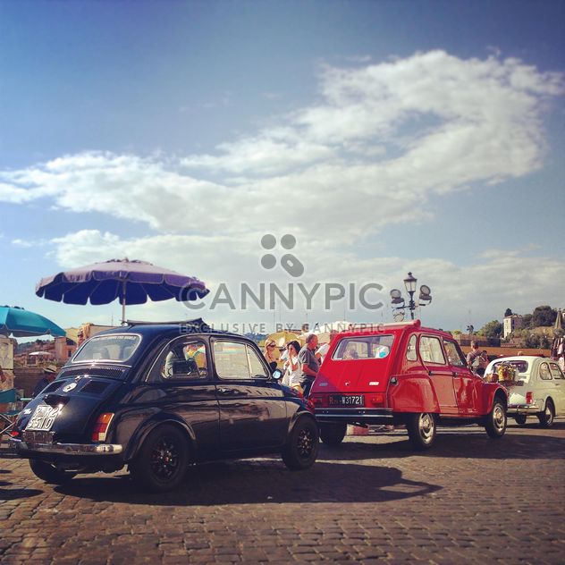 Old cars in street of Rome - image #331625 gratis