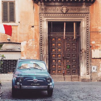 Fiat 500 parked near old building - бесплатный image #331905