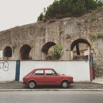 Old Fiat car parked near ancient arch - image gratuit #332395 