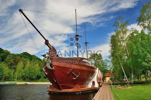 Brown vessel boat moored on river - image #333145 gratis