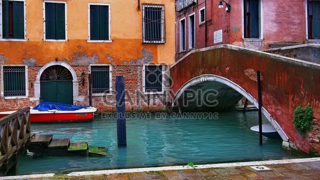 Gondolas on canal in Venice - image #333645 gratis