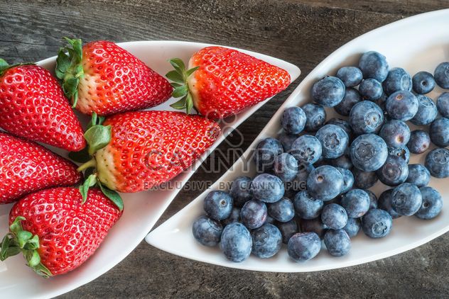 Strawberries and blueberries on plate - бесплатный image #334275