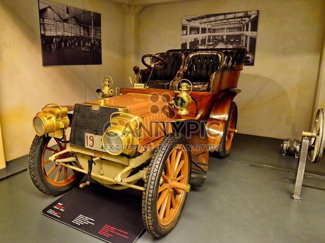 vintage cars in museum - image gratuit #334845 