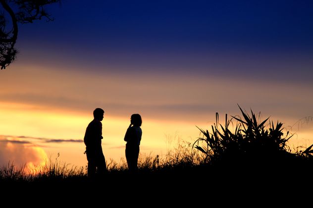 Silhouette of couple at sunset - Kostenloses image #338525