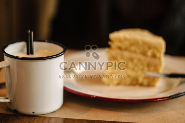 Cup of milk and cake - image #341335 gratis