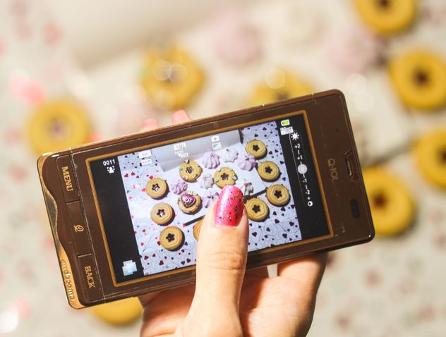 Smartphone decorated with tinsel in woman hands - Kostenloses image #342175