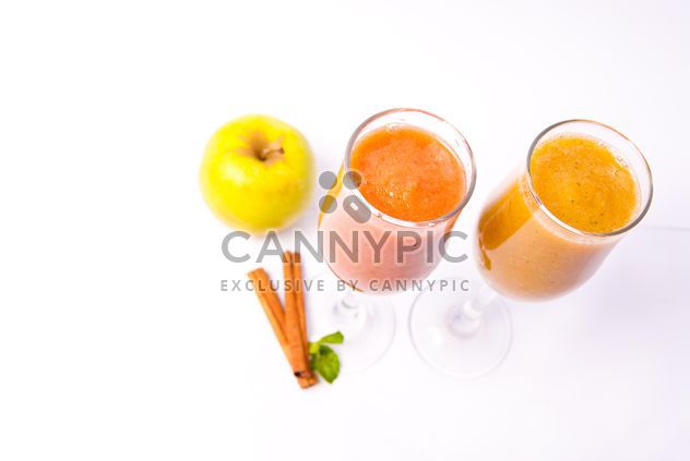 Citrus fresh juice in two glasses with cinnamon and apple - image gratuit #342505 