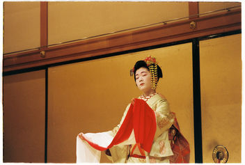 Maiko performing in Kyoto - бесплатный image #343295