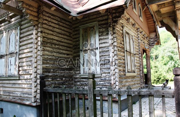 Old wooden house in forest - image #344545 gratis