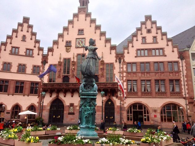 Statue of Lady Justice in front of the Romer in Frankfurt, Germany - image #346255 gratis